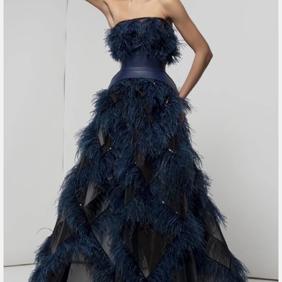Isabel Sanchis Archer Gown - Picture 1 of 3